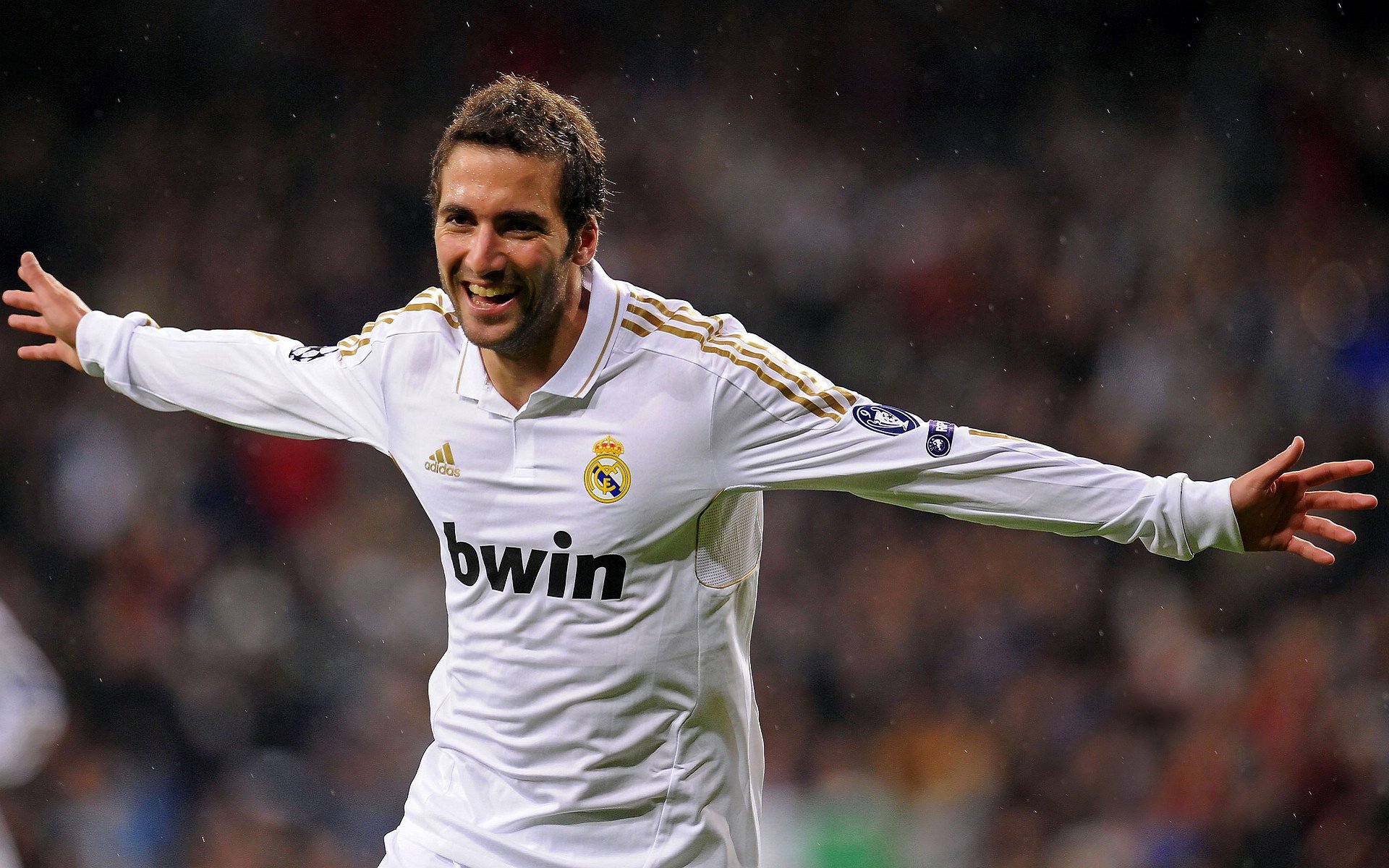 爱游戏大厅-中超联赛收官在即，各队积分悬殊分出胜负